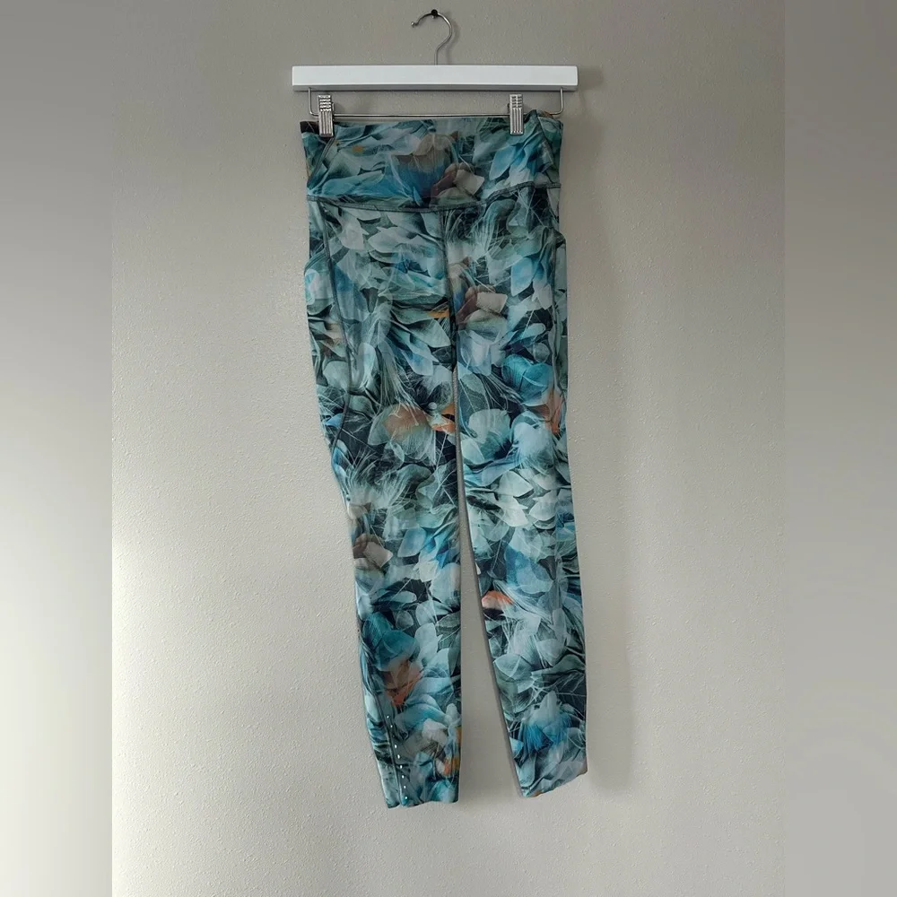 Lululemon Fast and Free High-Rise Tight 25"
7 Pocket Luminescent Floral Multi - Picture 8 of 9